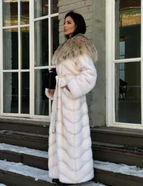 Белая длинная норковая шуба - кимоно с капюшоном из меха рыси