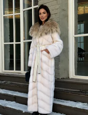 Белая длинная норковая шуба - кимоно с капюшоном из меха рыси