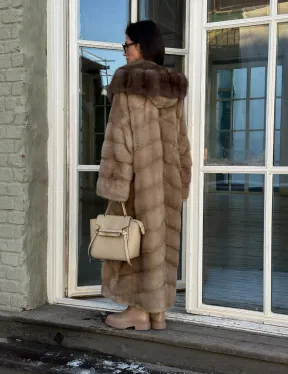 Женская удлиненная норковая шуба в цвете пастель с капюшоном из меха куницы