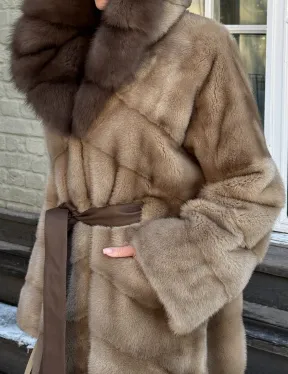 Женская удлиненная норковая шуба в цвете пастель с капюшоном из меха куницы