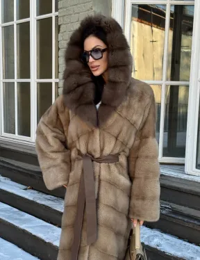 Женская удлиненная норковая шуба в цвете пастель с капюшоном из меха куницы