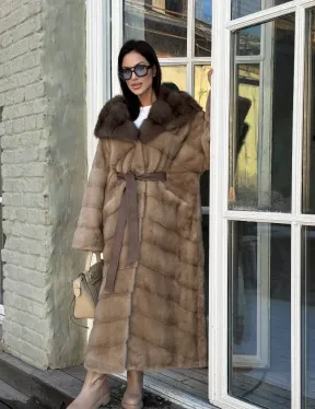 Женская удлиненная норковая шуба в цвете пастель с капюшоном из меха куницы