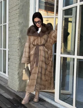 Женская удлиненная норковая шуба в цвете пастель с капюшоном из меха куницы