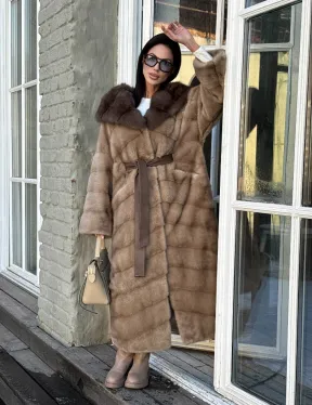 Женская удлиненная норковая шуба в цвете пастель с капюшоном из меха куницы