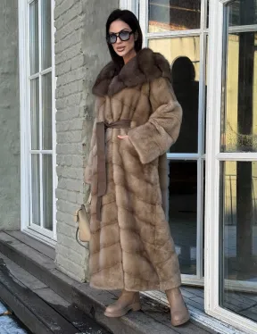 Женская удлиненная норковая шуба в цвете пастель с капюшоном из меха куницы