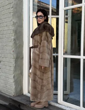 Женская удлиненная норковая шуба в цвете пастель с капюшоном из меха куницы