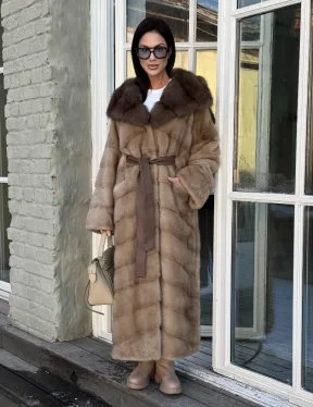 Женская удлиненная норковая шуба в цвете пастель с капюшоном из меха куницы