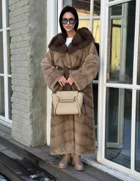 Женская удлиненная норковая шуба в цвете пастель с капюшоном из меха куницы