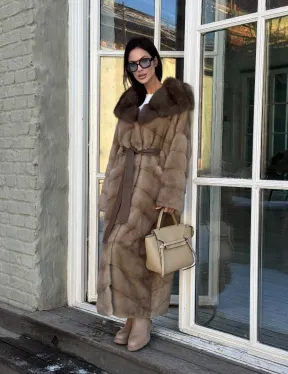 Женская удлиненная норковая шуба в цвете пастель с капюшоном из меха куницы