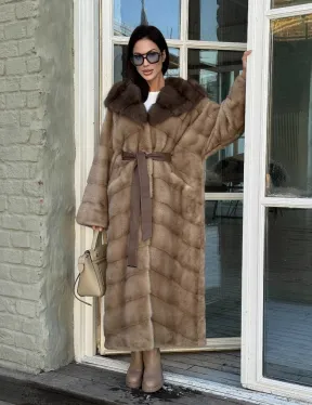 Женская удлиненная норковая шуба в цвете пастель с капюшоном из меха куницы
