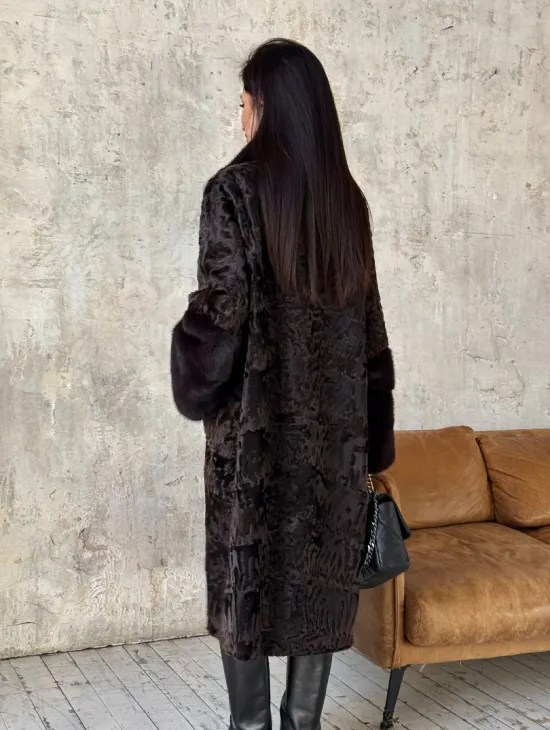 Женская шуба из натурального меха каракульчи с отделкой из норки