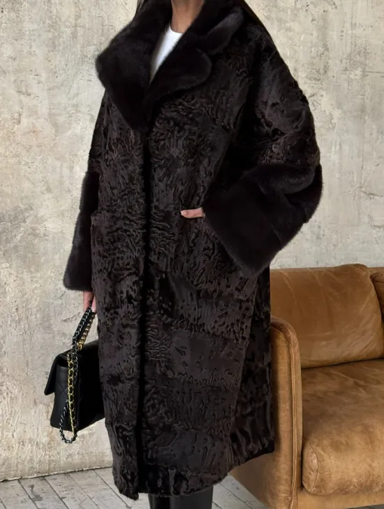 Женская шуба из натурального меха каракульчи с отделкой из норки