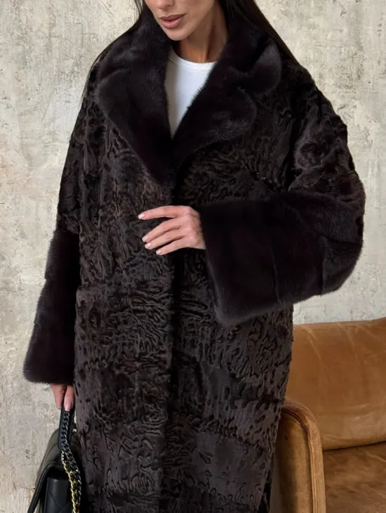Женская шуба из натурального меха каракульчи с отделкой из норки