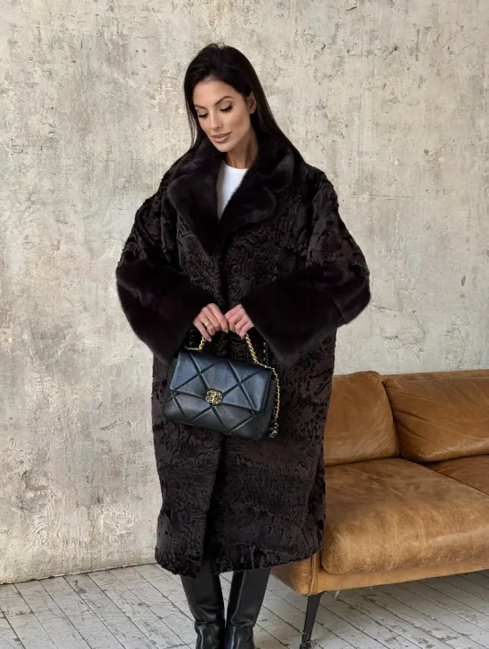 Женская шуба из натурального меха каракульчи с отделкой из норки