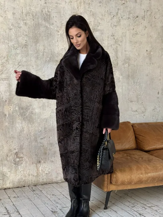 Женская шуба из натурального меха каракульчи с отделкой из норки