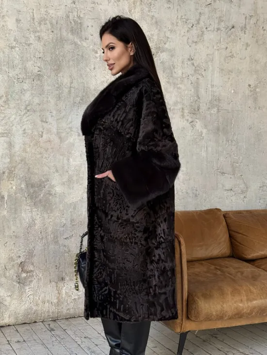 Женская шуба из натурального меха каракульчи с отделкой из норки
