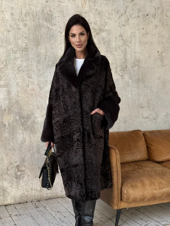 Женская шуба из натурального меха каракульчи с отделкой из норки