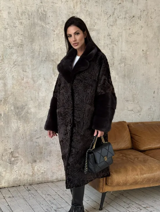 Женская шуба из натурального меха каракульчи с отделкой из норки