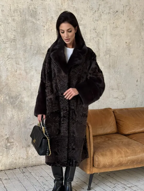 Женская шуба из натурального меха каракульчи с отделкой из норки