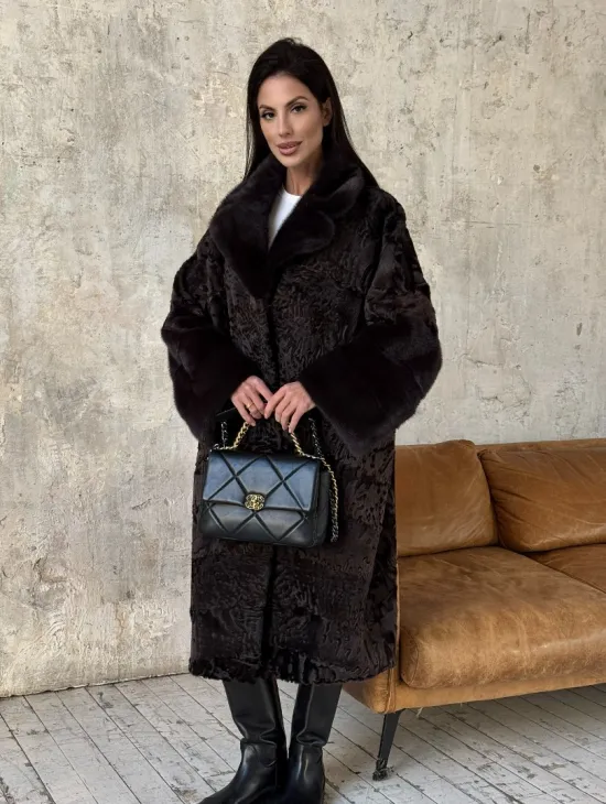 Женская шуба из натурального меха каракульчи с отделкой из норки