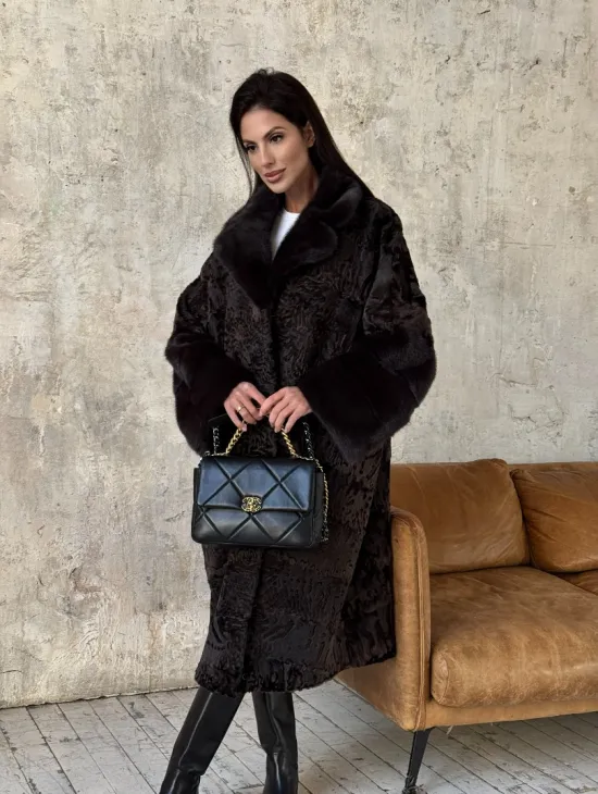 Женская шуба из натурального меха каракульчи с отделкой из норки