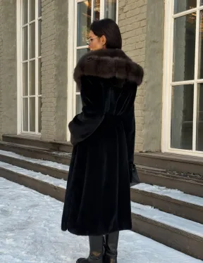 Черная шуба из плюшевой норки VELVET с капюшоном куница
