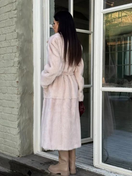 Женская норковая шуба прямого кроя с разрезами по бокам, пояс