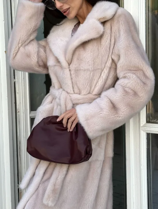 Женская норковая шуба прямого кроя с разрезами по бокам, пояс