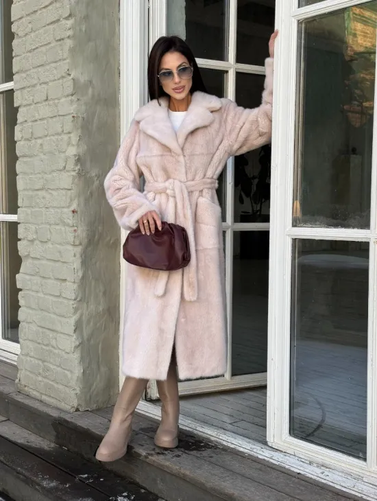 Женская норковая шуба прямого кроя с разрезами по бокам, пояс