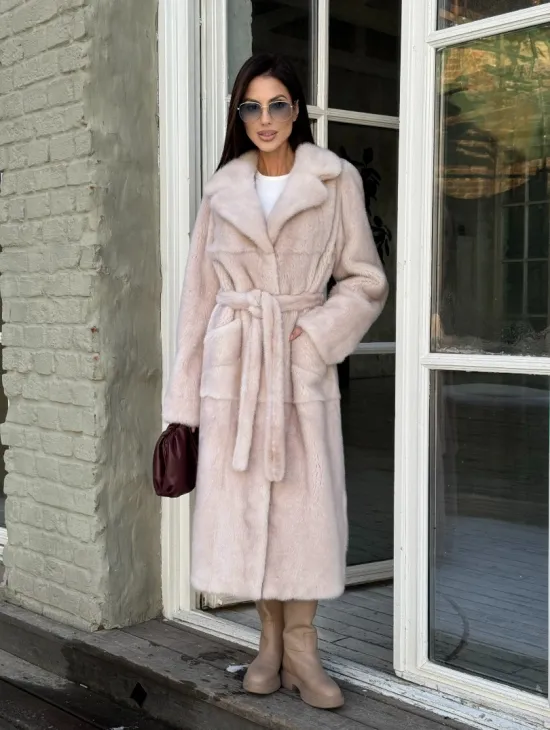 Женская норковая шуба прямого кроя с разрезами по бокам, пояс