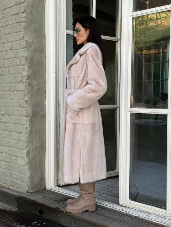 Женская норковая шуба прямого кроя с разрезами по бокам, пояс