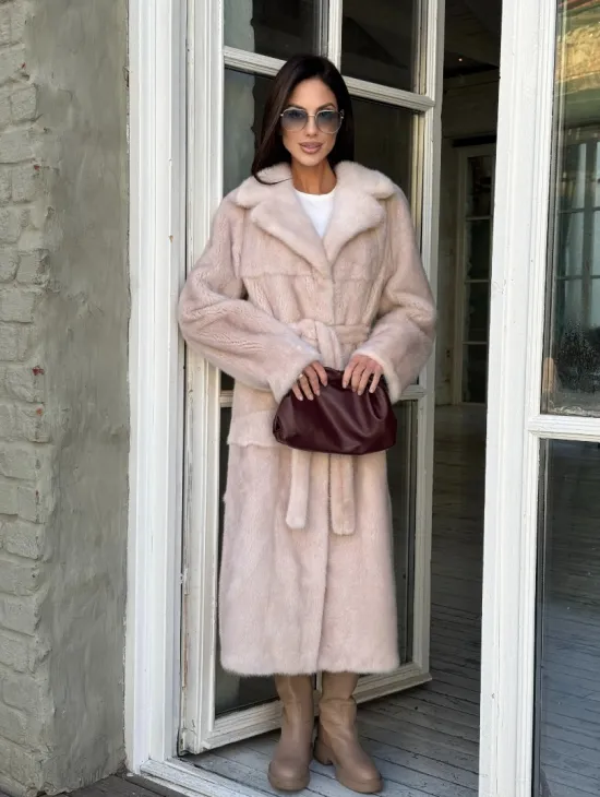 Женская норковая шуба прямого кроя с разрезами по бокам, пояс