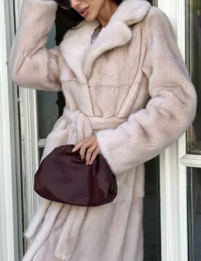 Женская норковая шуба прямого кроя с разрезами по бокам, пояс