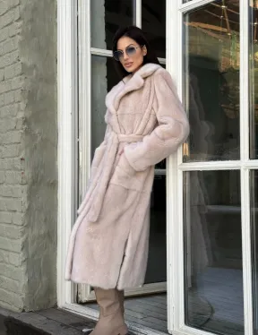 Женская норковая шуба прямого кроя с разрезами по бокам, пояс