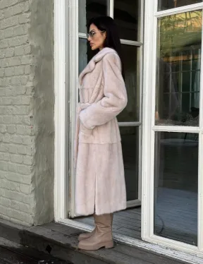 Женская норковая шуба прямого кроя с разрезами по бокам, пояс