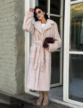 Женская норковая шуба прямого кроя с разрезами по бокам, пояс