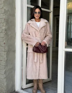 Женская норковая шуба прямого кроя с разрезами по бокам, пояс