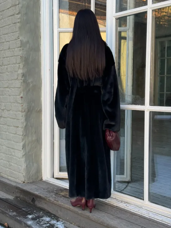 Элегантная модель женской норковой шубы с английским воротником из элитного меха норки