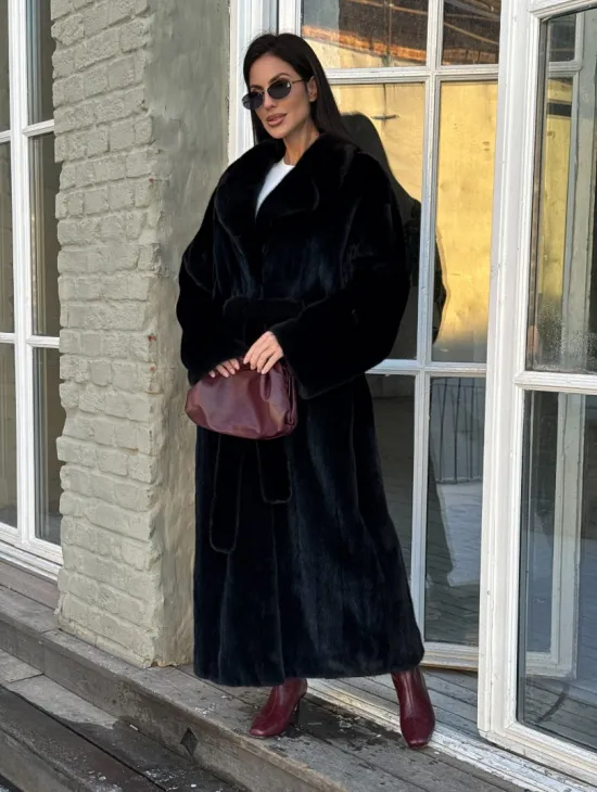 Элегантная модель женской норковой шубы с английским воротником из элитного меха норки