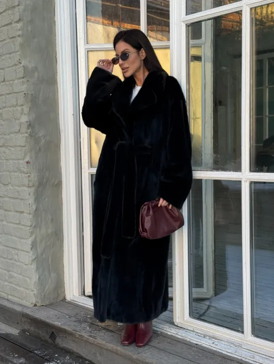 Элегантная модель женской норковой шубы с английским воротником из элитного меха норки