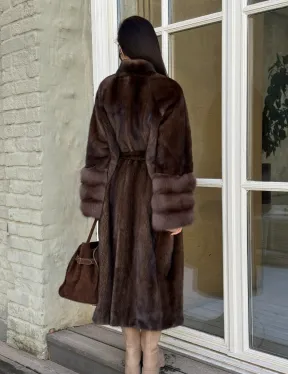 Женская норковая шуба с манжетами из роскошного меха куницы