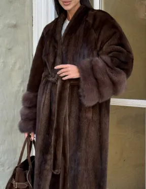 Женская норковая шуба с манжетами из роскошного меха куницы