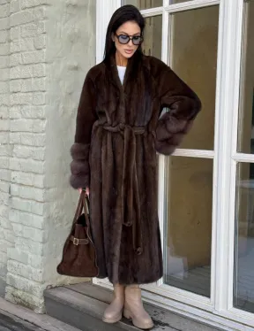 Женская норковая шуба с манжетами из роскошного меха куницы