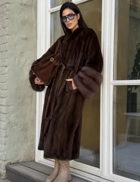 Женская норковая шуба с манжетами из роскошного меха куницы