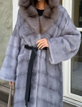 Норковая шуба голубого цвета с капюшоном из натурального меха куницы