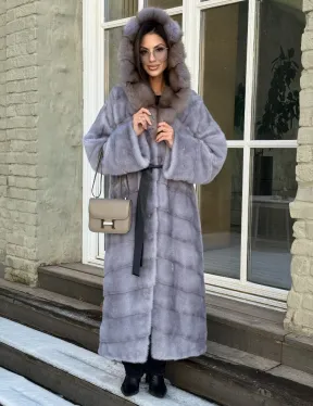 Норковая шуба голубого цвета с капюшоном из натурального меха куницы
