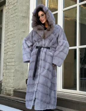 Норковая шуба голубого цвета с капюшоном из натурального меха куницы