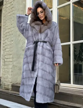 Норковая шуба голубого цвета с капюшоном из натурального меха куницы