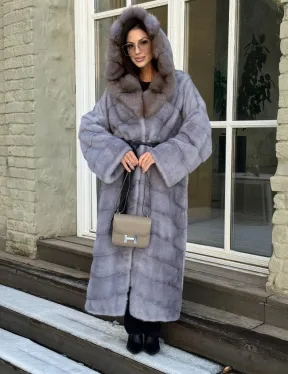 Норковая шуба голубого цвета с капюшоном из натурального меха куницы