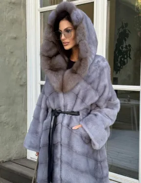 Норковая шуба голубого цвета с капюшоном из натурального меха куницы